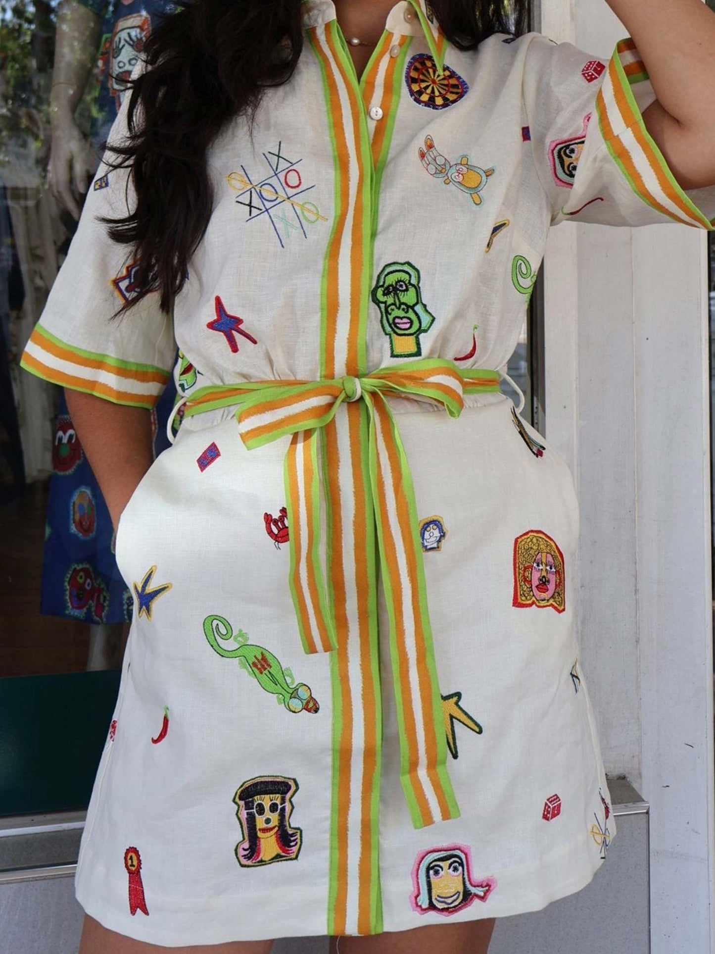 MINI VESTIDO CON ESTAMPADO GRÁFICO VINTAGE Y CINTURÓN PARA ATAR - Veska