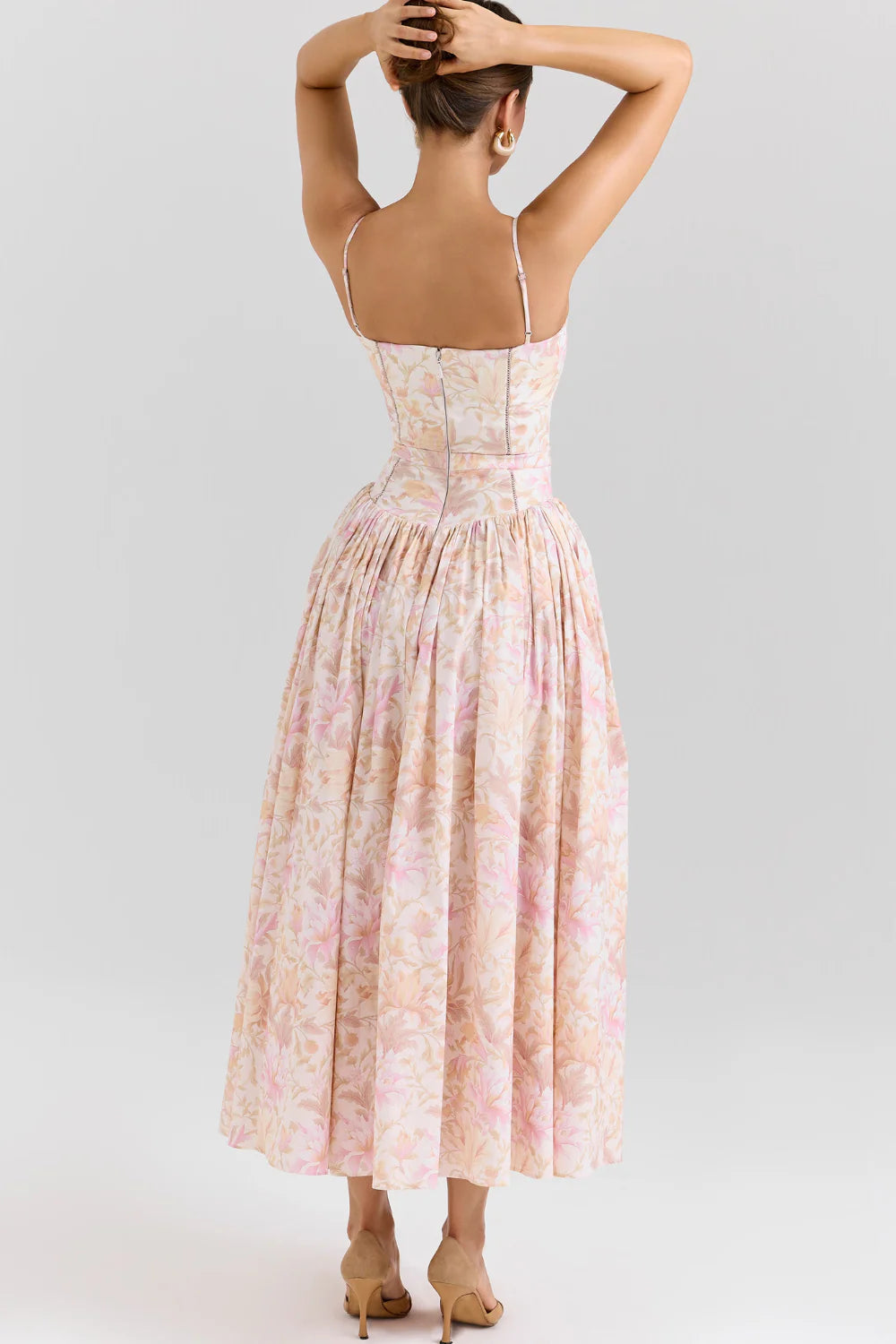 Vestido modelador MARINELLA de Veska, en color negro, con detalles ajustados y tela elástica que resalta la figura femenina.