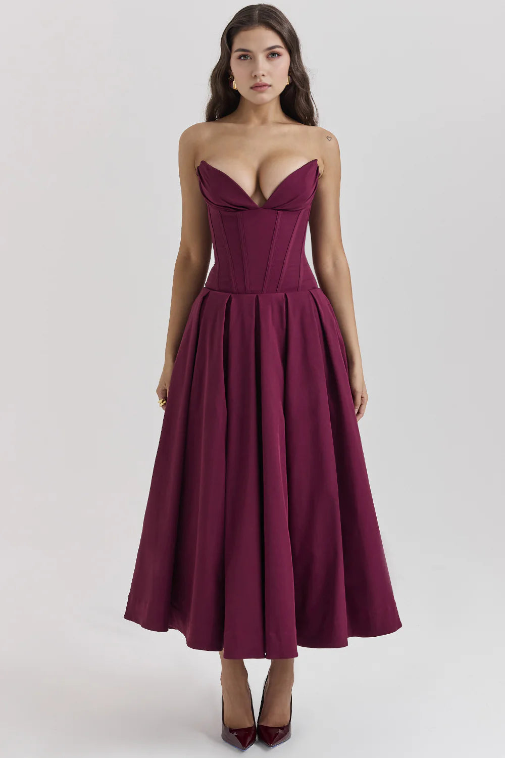 Vestido modelador Samara de Veska, en color negro, mostrando su diseño ajustado y detalles en la parte superior y cintura.