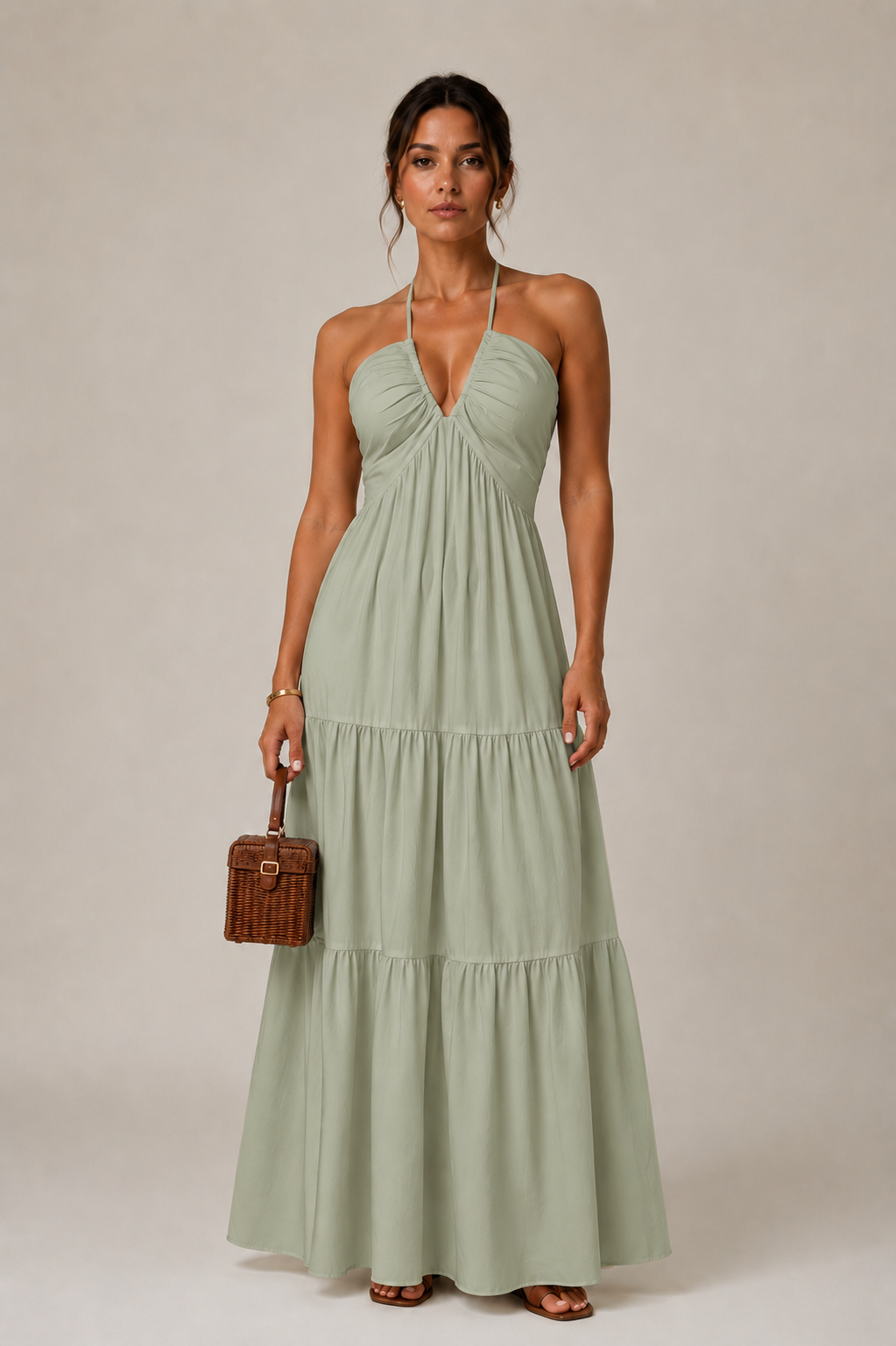 Vestido maxi halter de VESKA, diseño elegante con espalda descubierta y estilo largo, perfecto para ocasiones especiales.