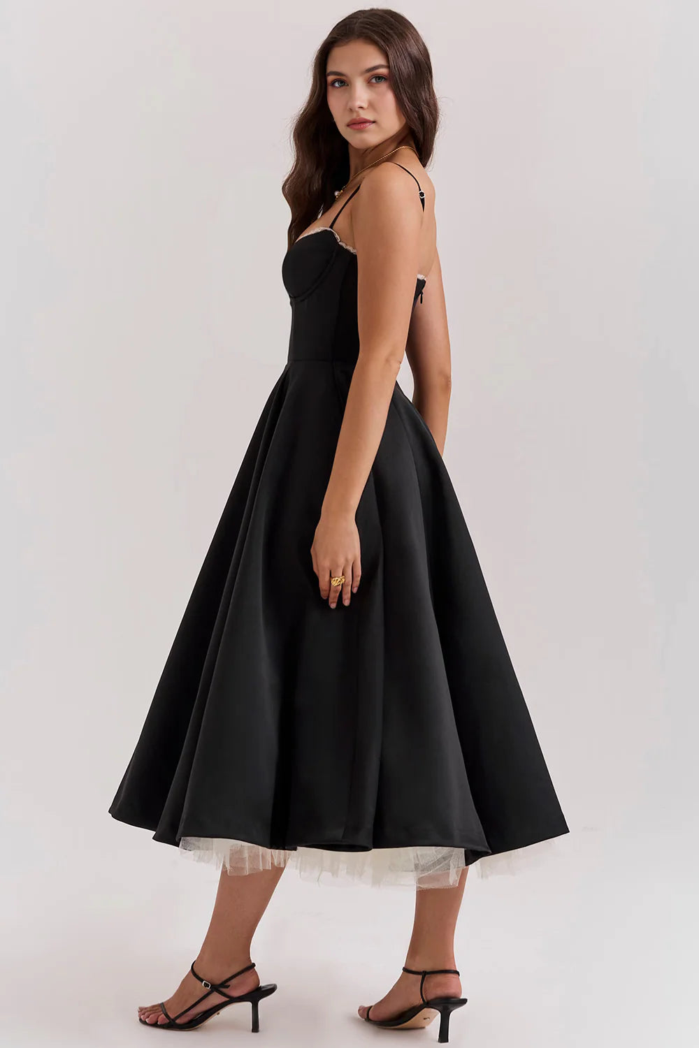 Vestido midi de la marca Veska, diseño elegante en tonos neutros, muestra la prenda en un fondo neutro con detalles del tejido.