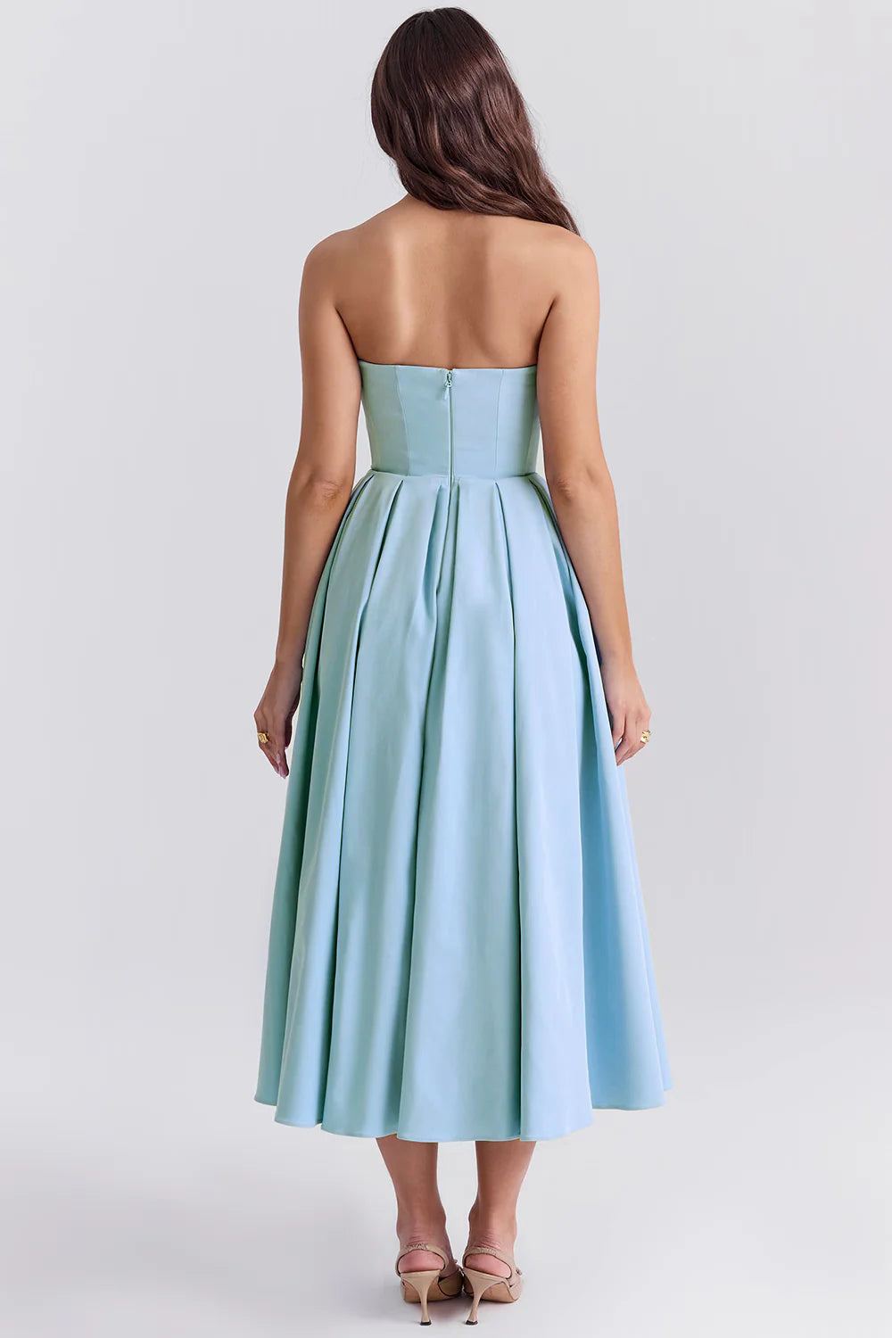 Vestido bustier CELESTE de Veska, en color azul celeste, con detalles elegantes en la parte superior y ajustado en la cintura.