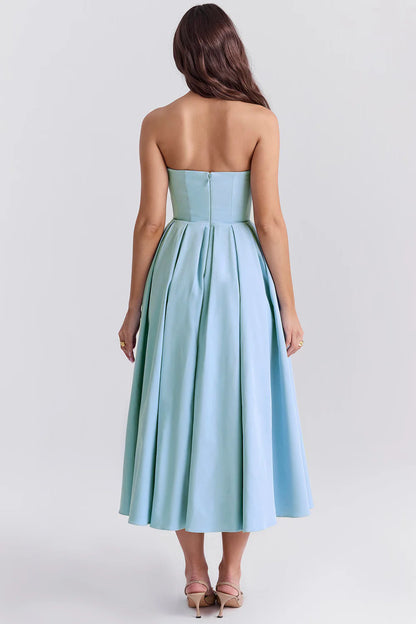 Vestido bustier CELESTE de Veska, en color azul celeste, con detalles elegantes en la parte superior y ajustado en la cintura.