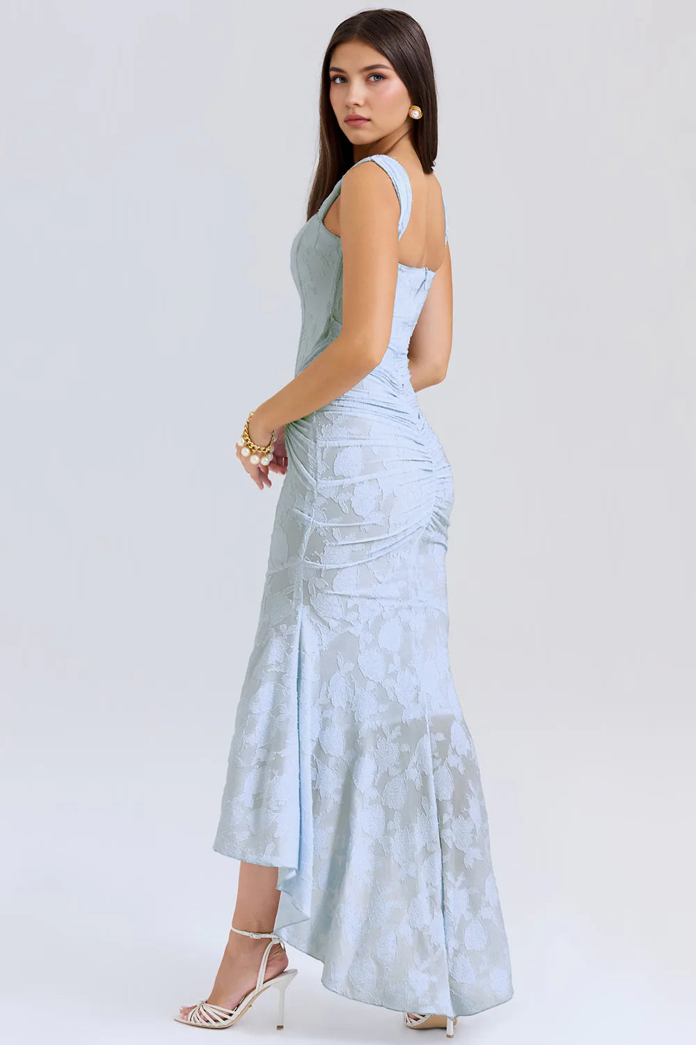Vestido bustier Veska AINHOA con detalle ajustado y diseño elegante en tonos neutros, ideal para ocasiones especiales.