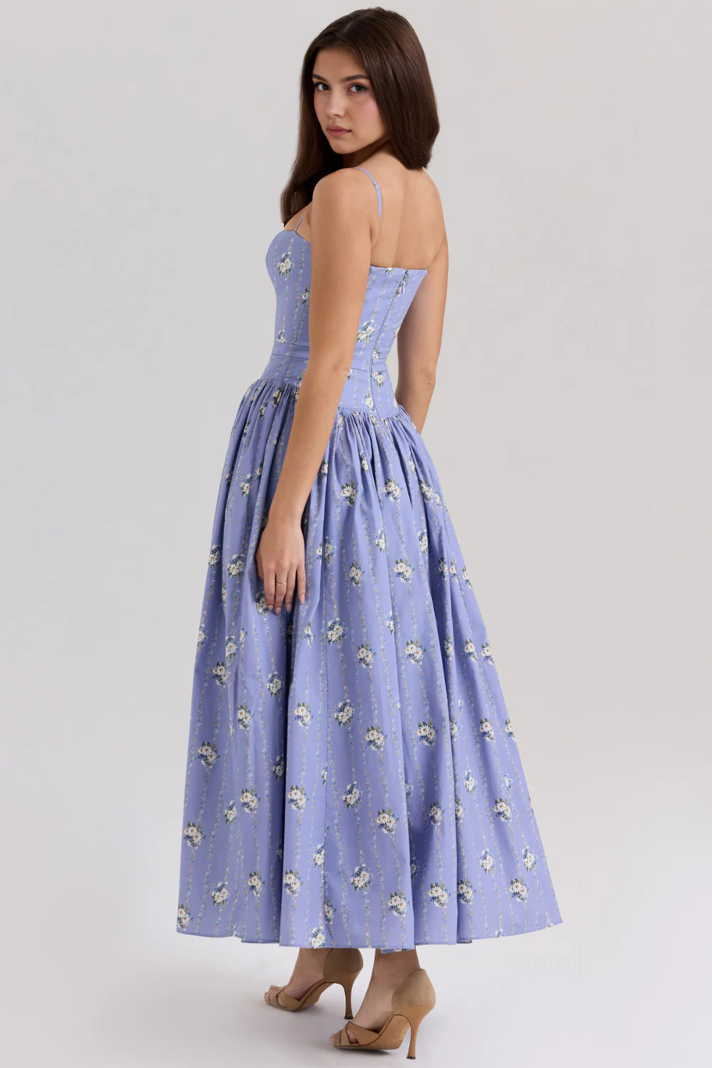 Vestido modelador MARINELLA de Veska en color negro, ajustado y cómodo, diseñado para realzar la figura femenina.