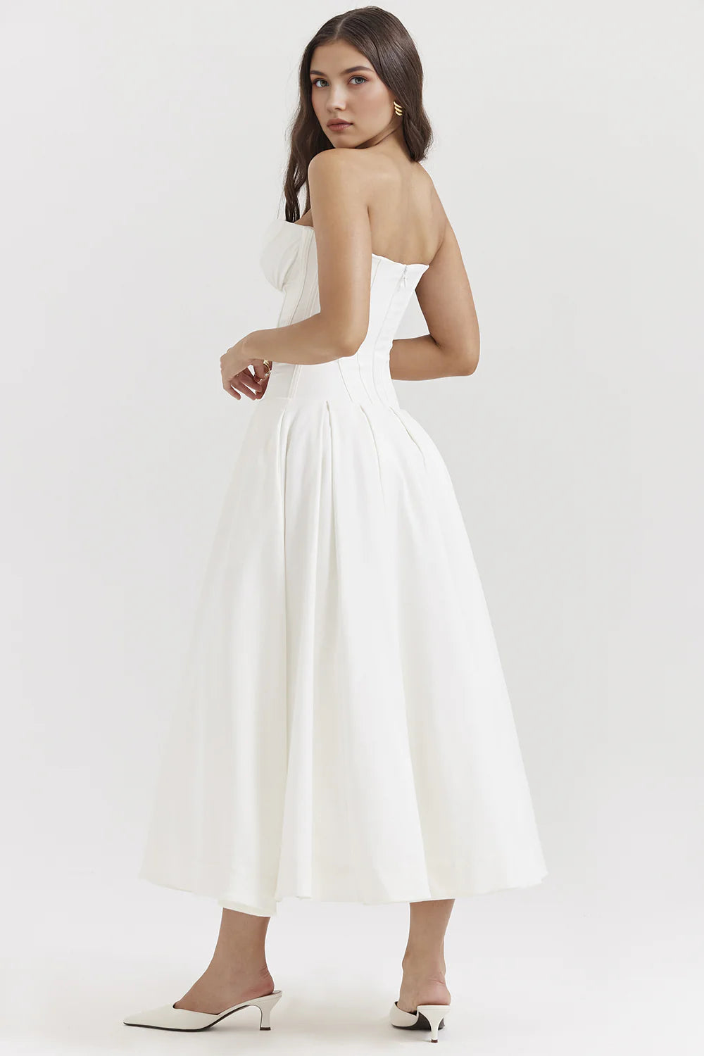 Vestido modelador Veska Samara, ajustado y de color negro, con detalles de encaje en la parte superior.