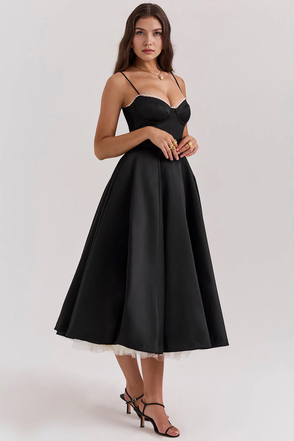 Vestido midi de la marca Veska en color neutro, con diseño elegante y corte fluido, ideal para ocasiones especiales.