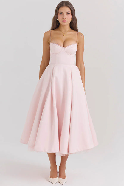 Vestido midi de Chloe de Veska en tela fluida, con diseño elegante y detalles modernos para ocasiones especiales.