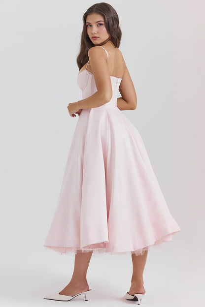 Vestido midi de la marca Veska, diseño elegante con detalles en el tejido, ideal para ocasiones formales.