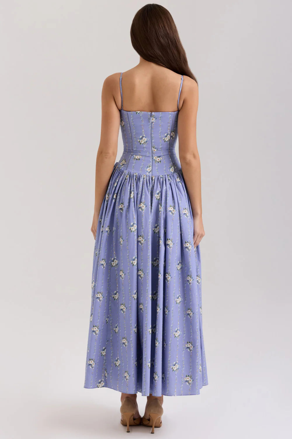 Vestido modelador marinella de Veska en color negro, ajustado y con detalles que realzan la figura femenina.