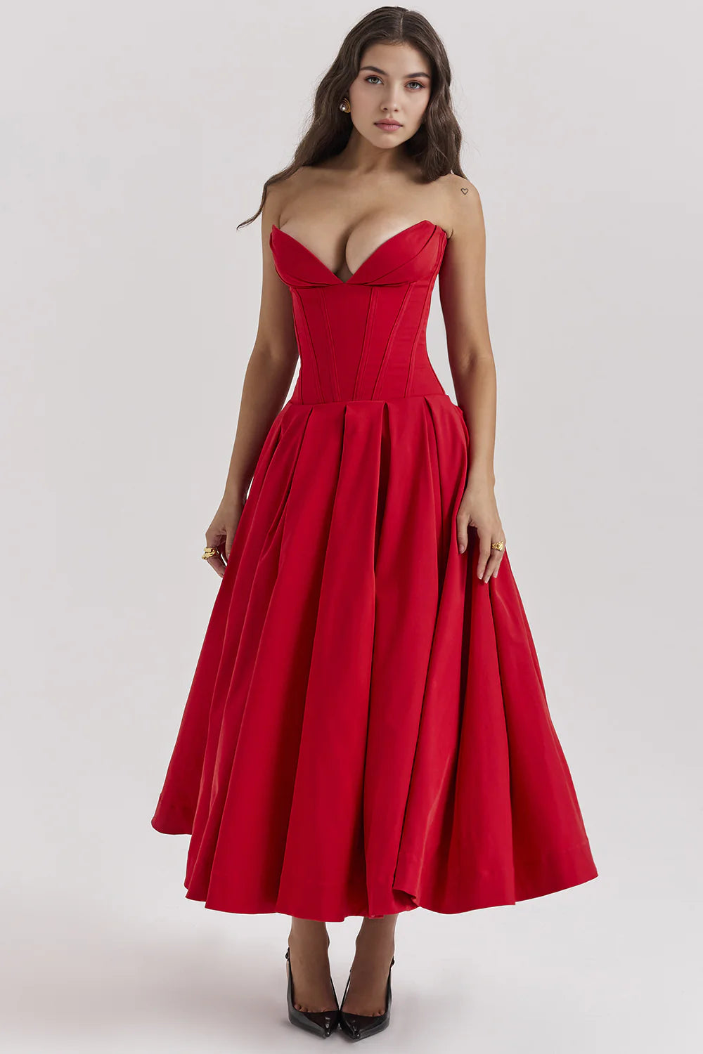 Vestido modelador SAMARA de Veska, ajustado y elegante, con detalles que realzan la figura femenina.
