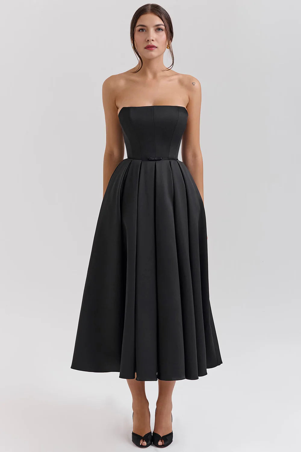 Vestido bustier Celeste de Veska con diseño ajustado y detalles elegantes, ideal para ocasiones especiales.