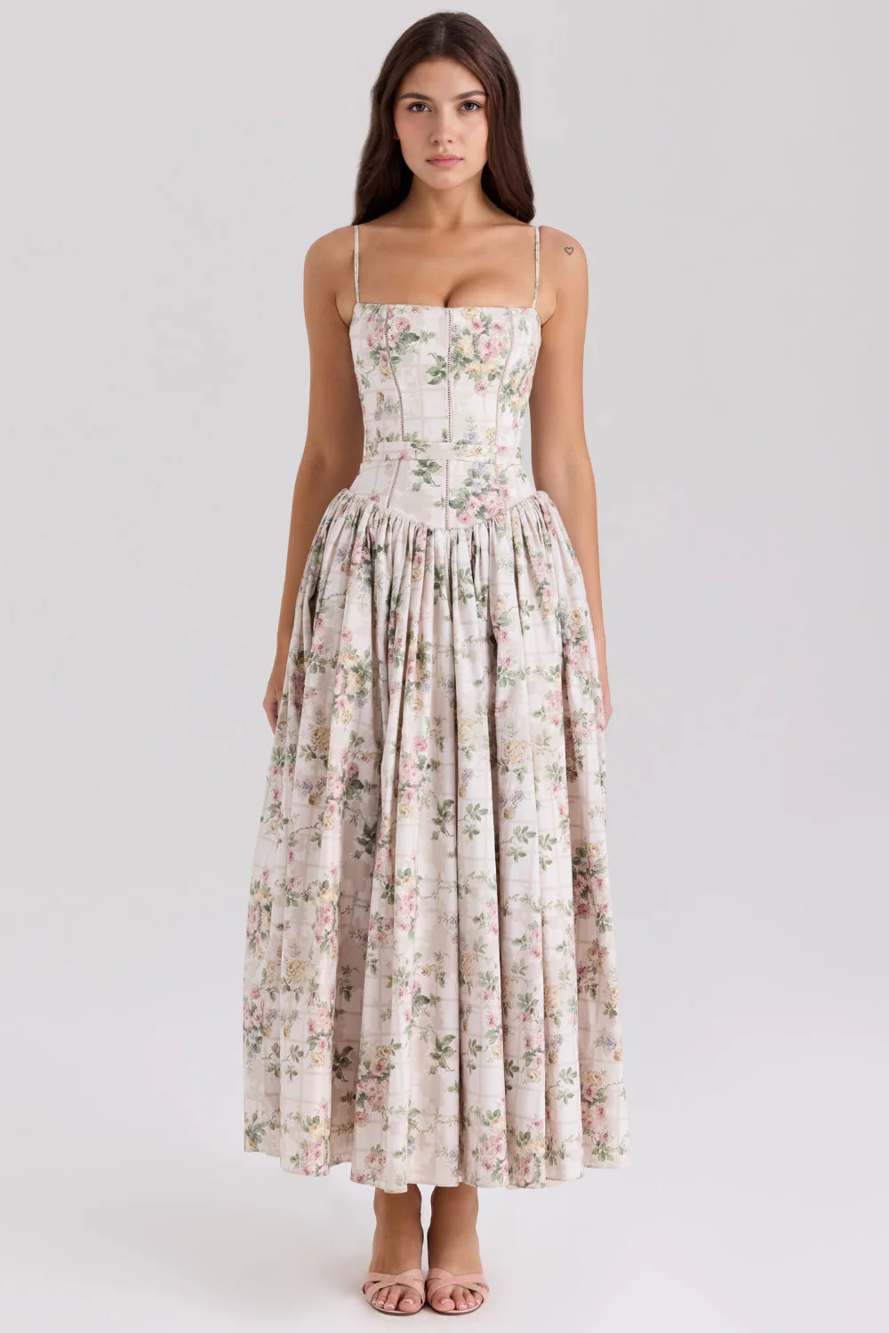 Vestido modelador de la marca Veska, MARINELLA, en color negro, con diseño ajustado y detalles que realzan la figura.