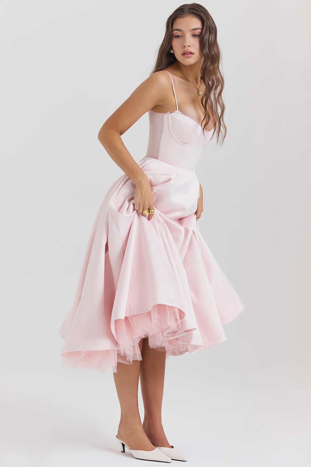 Vestido midi de Chloe por Veska, en tela ligera con detalles elegantes y diseño moderno, visible en la imagen.