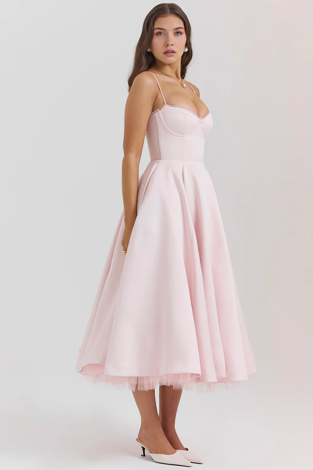 Vestido midi de Chloe en color neutro, con diseño elegante y detalles de moda, de la marca Veska.