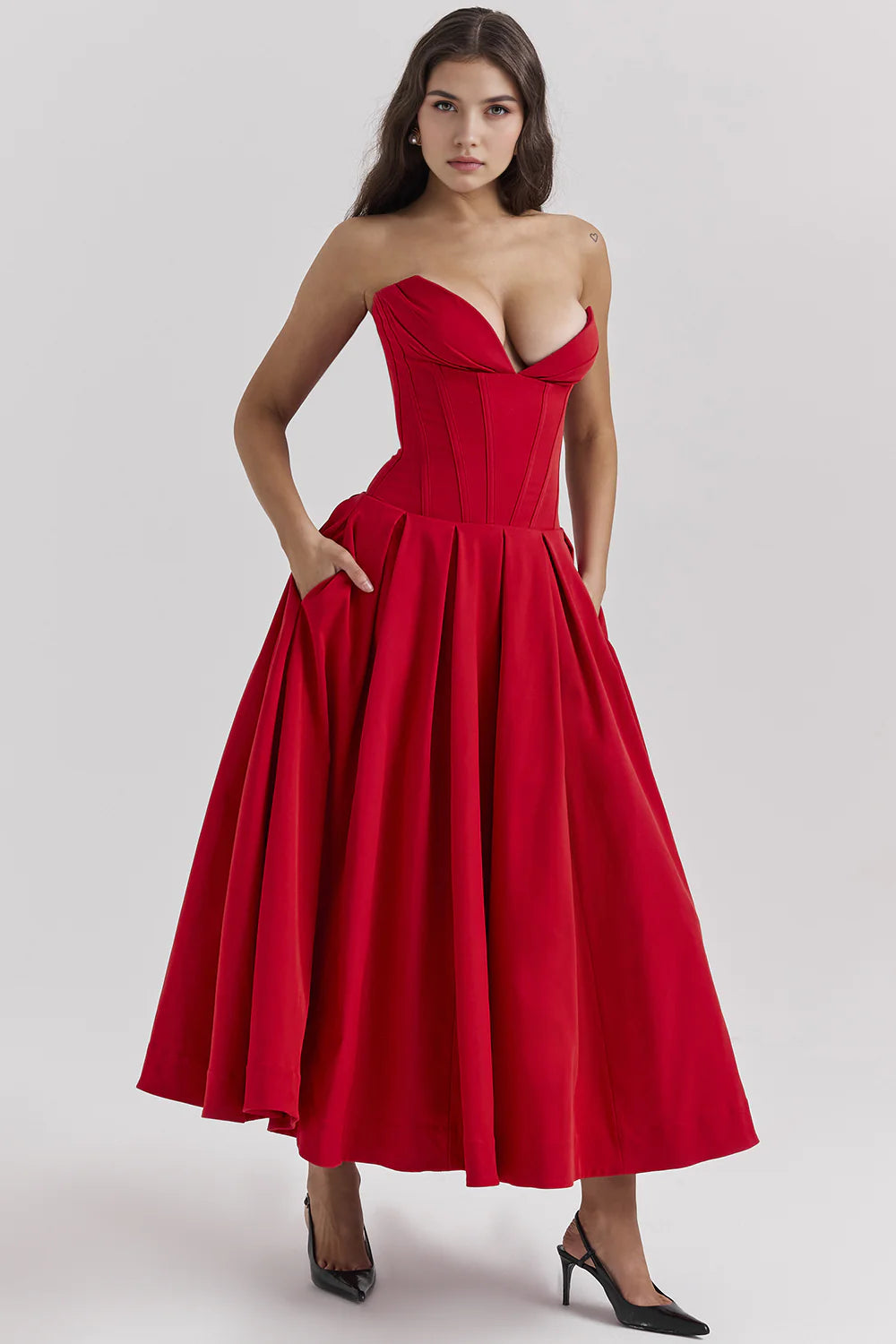 Vestido modelador SAMARA de Veska, ajustado y cómodo, en color negro, mostrando su diseño y textura en la imagen.