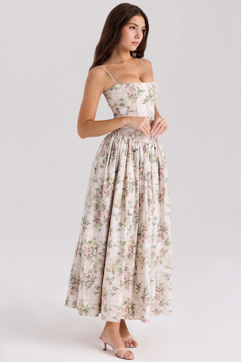 Vestido modelador MARINELLA de Veska, en color negro, con diseño ajustado y detalles que realzan la figura.