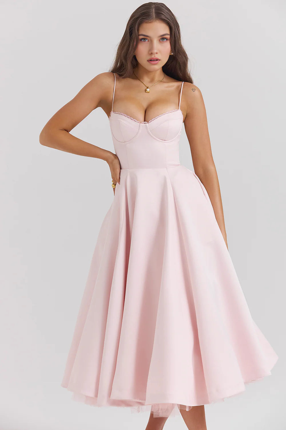 Vestido midi de la marca Veska en color suave, con diseño elegante y detalles que resaltan en la imagen.