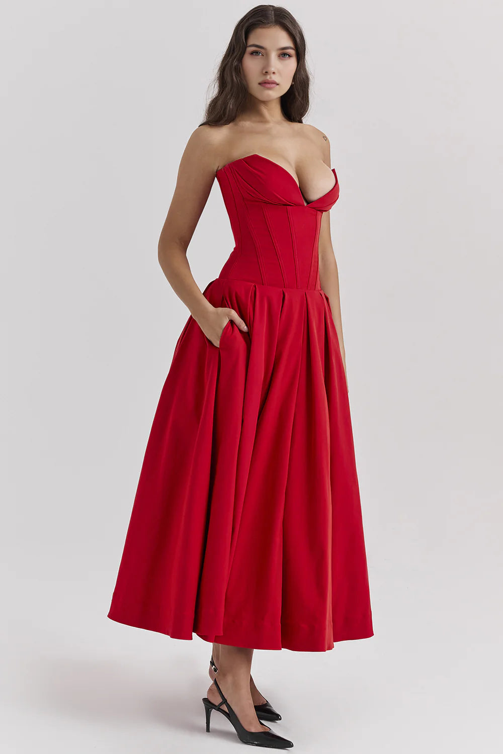 Vestido modelador Samara de Veska, ajustado y cómodo, mostrando el diseño y la tela en color neutro.