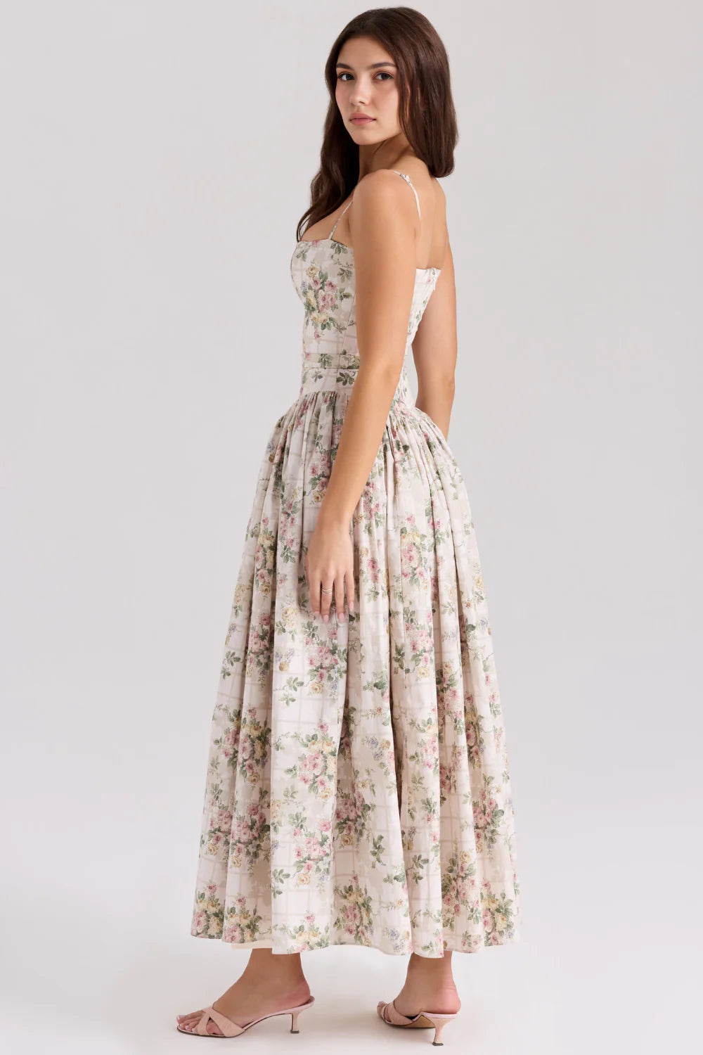 Vestido modelador MARINELLA de Veska, ajustado y cómodo, con detalles de tela suave en color negro.