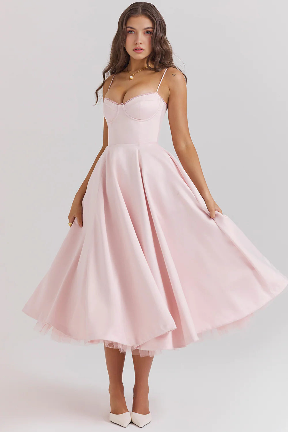 Vestido midi de la marca Veska, en tonos neutros, con diseño elegante y corte ajustado que resalta la figura femenina.