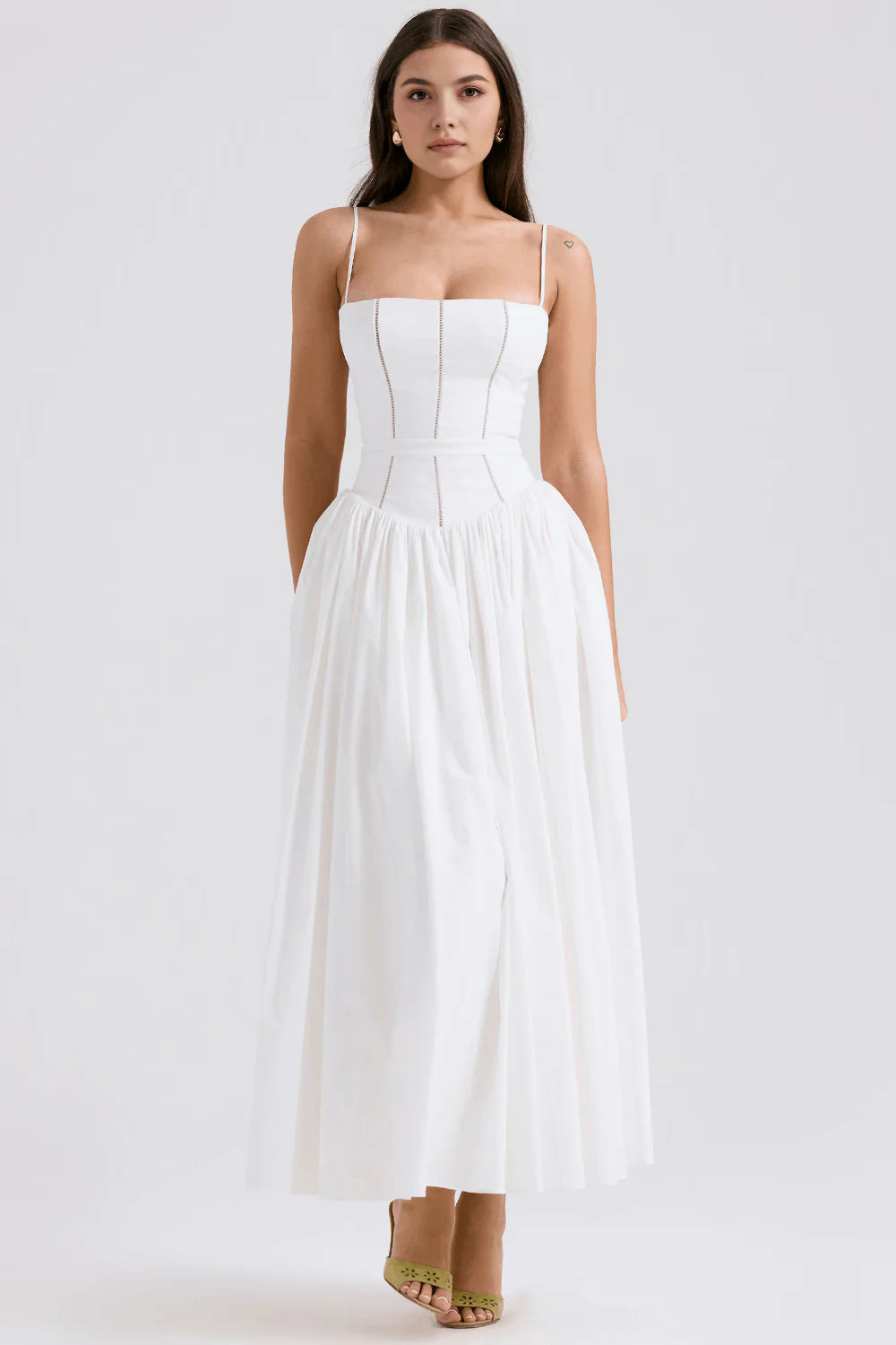 Vestido modelador de la marca Veska, color negro, con diseño ajustado y detalles que realzan la figura femenina.
