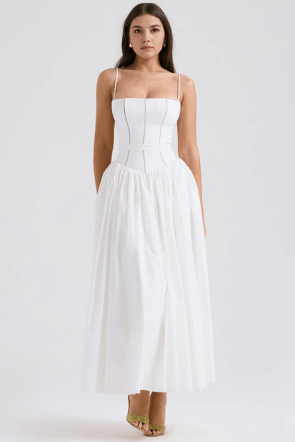 Vestido modelador de la marca Veska, color negro, con diseño ajustado y detalles que realzan la figura femenina.