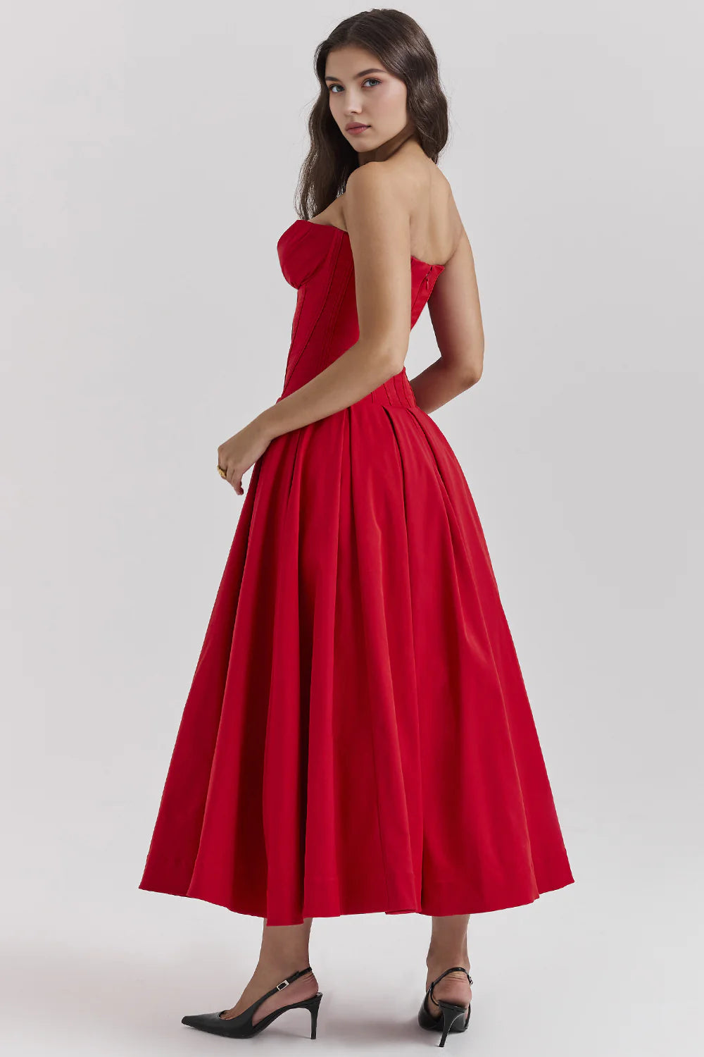 Vestido modelador Samara de Veska, en color negro, con diseño ajustado que realza la figura y tiene detalles suaves y cómodos.