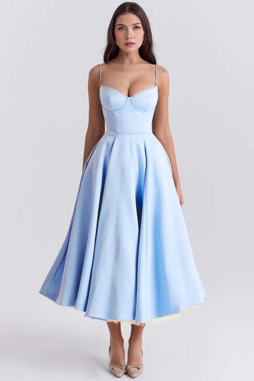 Vestido midi de la marca Veska, diseño elegante y moderno en tonos neutros, con detalles en la parte superior y falda fluida.