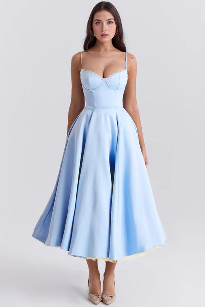 Vestido midi de la marca Veska, diseño elegante y moderno en tonos neutros, con detalles en la parte superior y falda fluida.