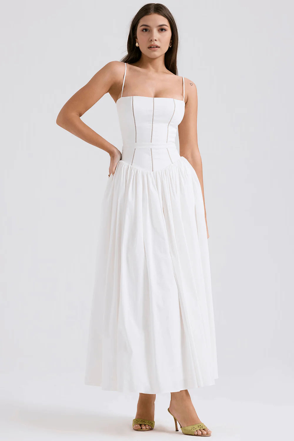 Vestido modelador MARINELLA de Veska, ajustado y elegante, con detalles que realzan la figura, en color negro.