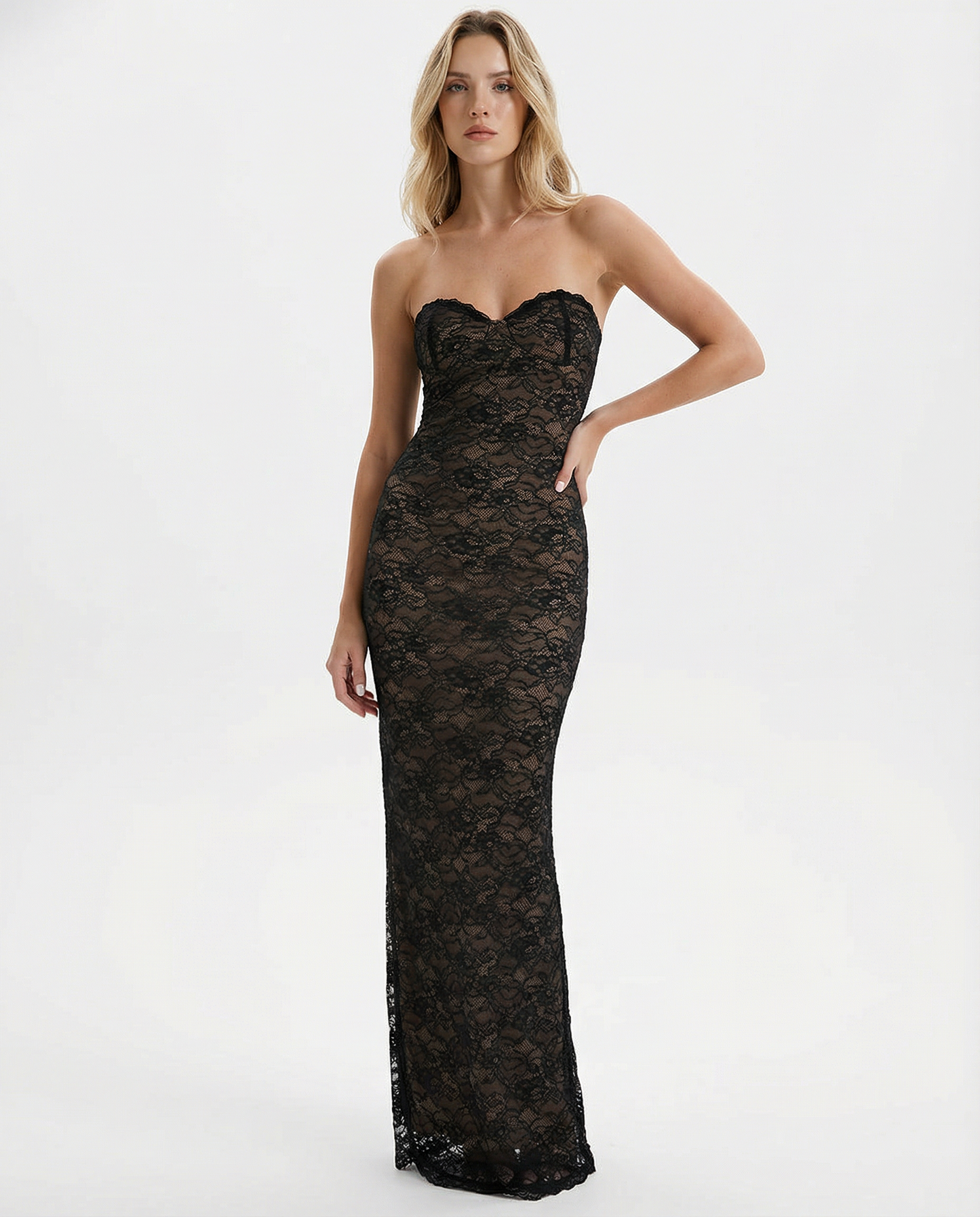 VESTIDO LARGO DE ENCAJE CON ESCOTE CORAZÓN - Veska 