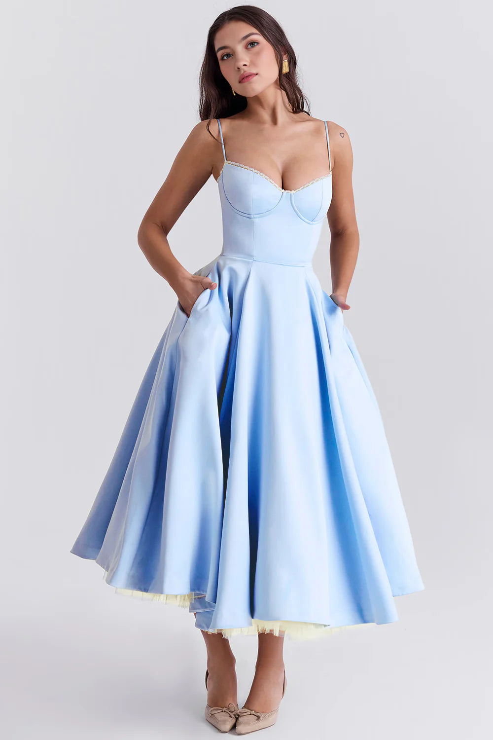 Vestido midi de Chloe por Veska, con diseño elegante y detalles modernos, mostrado en la imagen.