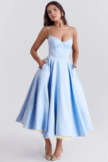 Vestido midi de Chloe por Veska, con diseño elegante y detalles modernos, mostrado en la imagen.