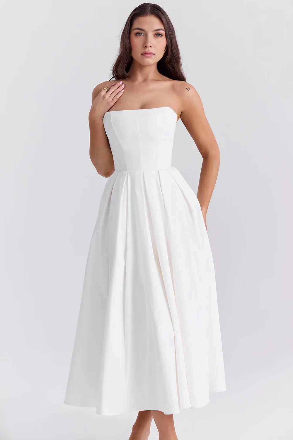 Vestido bustier azul celeste de Veska, con detalles elegantes y ajustados en la parte superior, para ocasiones especiales.