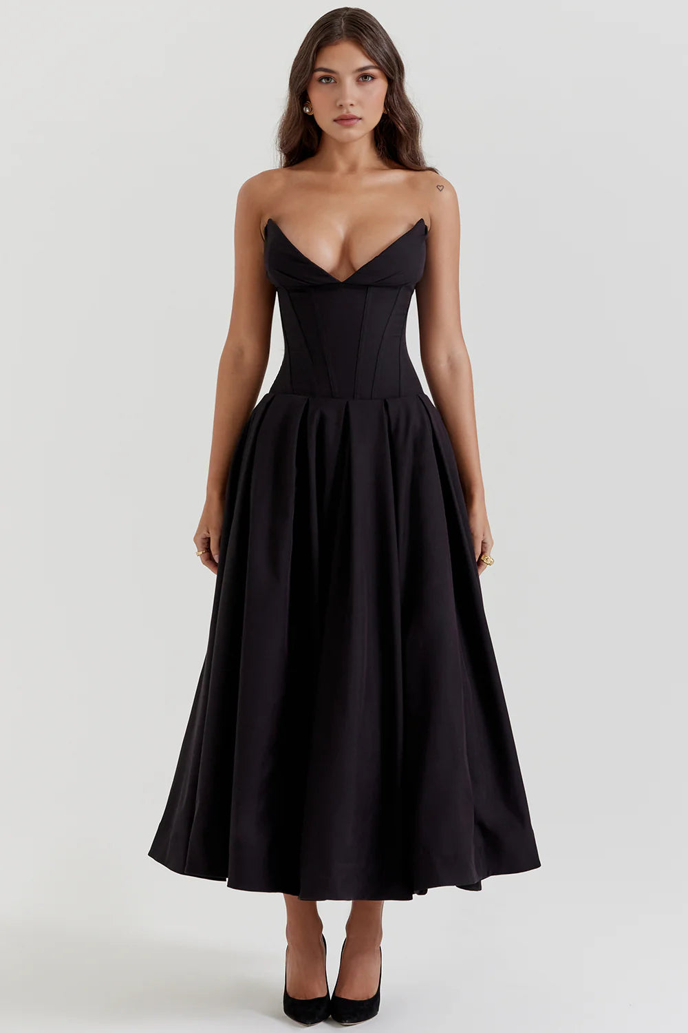 Vestido modelador Veska Samara, ajustado y cómodo, con diseño que realza la figura y detalles en tela negra.