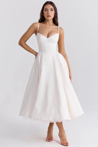 Vestido midi de la marca Veska, diseño elegante y moderno en tonos neutros, con detalles suaves y corte favorecedor.