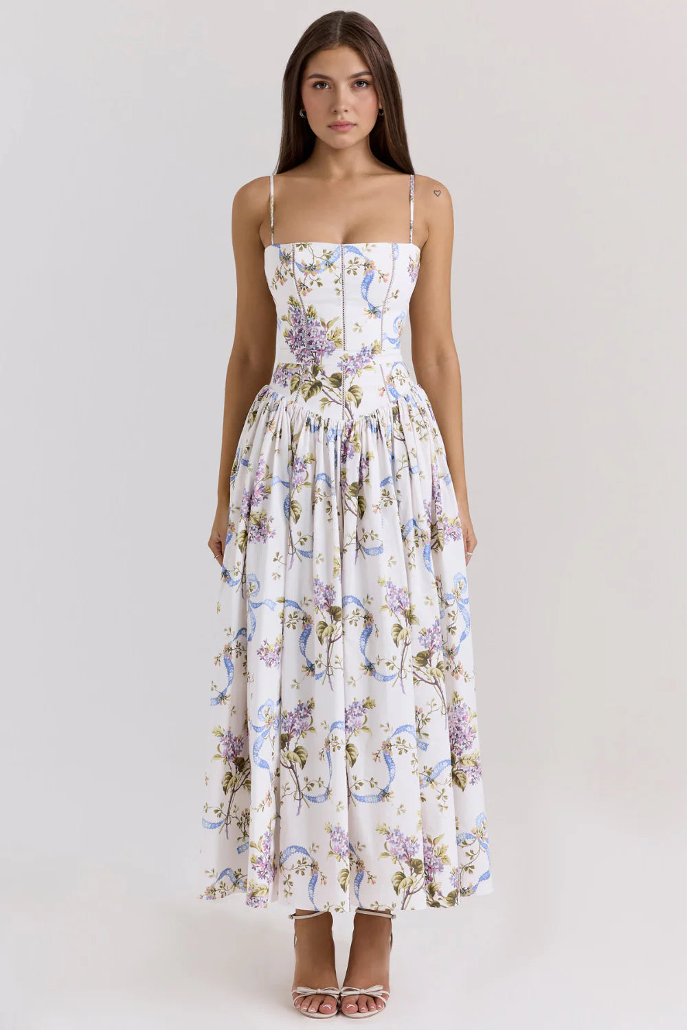 Vestido modelador MARINELLA de Veska con diseño ajustado y detalles elegantes, visible en la imagen.