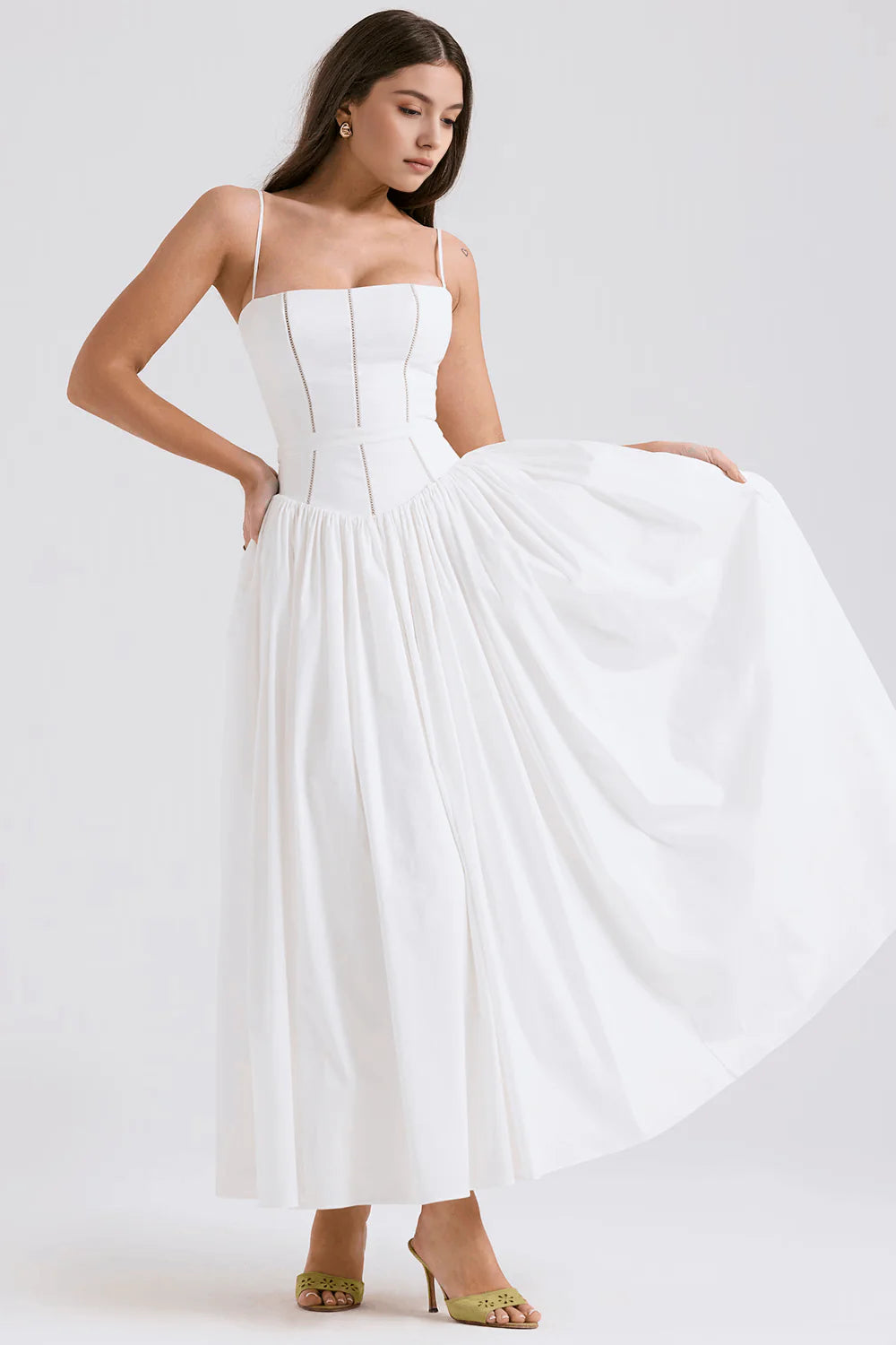 Vestido modelador MARINELLA de Veska, en color negro, mostrando su ajuste ceñido y diseño elegante en la imagen.