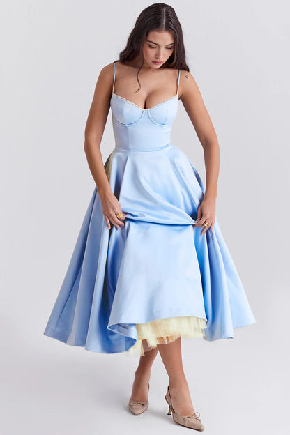 Vestido midi de Chloe de Veska, en tela suave con diseño elegante y detalles modernos, vista frontal en tono neutro