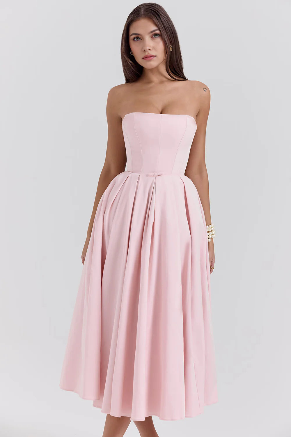 Vestido bustier celeste de la marca Veska con detalles elegantes, mostrado en una imagen que destaca su diseño ajustado y estilo moderno.