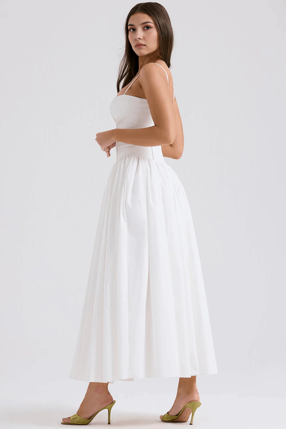 Vestido modelador MARINELLA de Veska, ajustado y ceñido que realza la figura, en color negro con detalles elegantes.