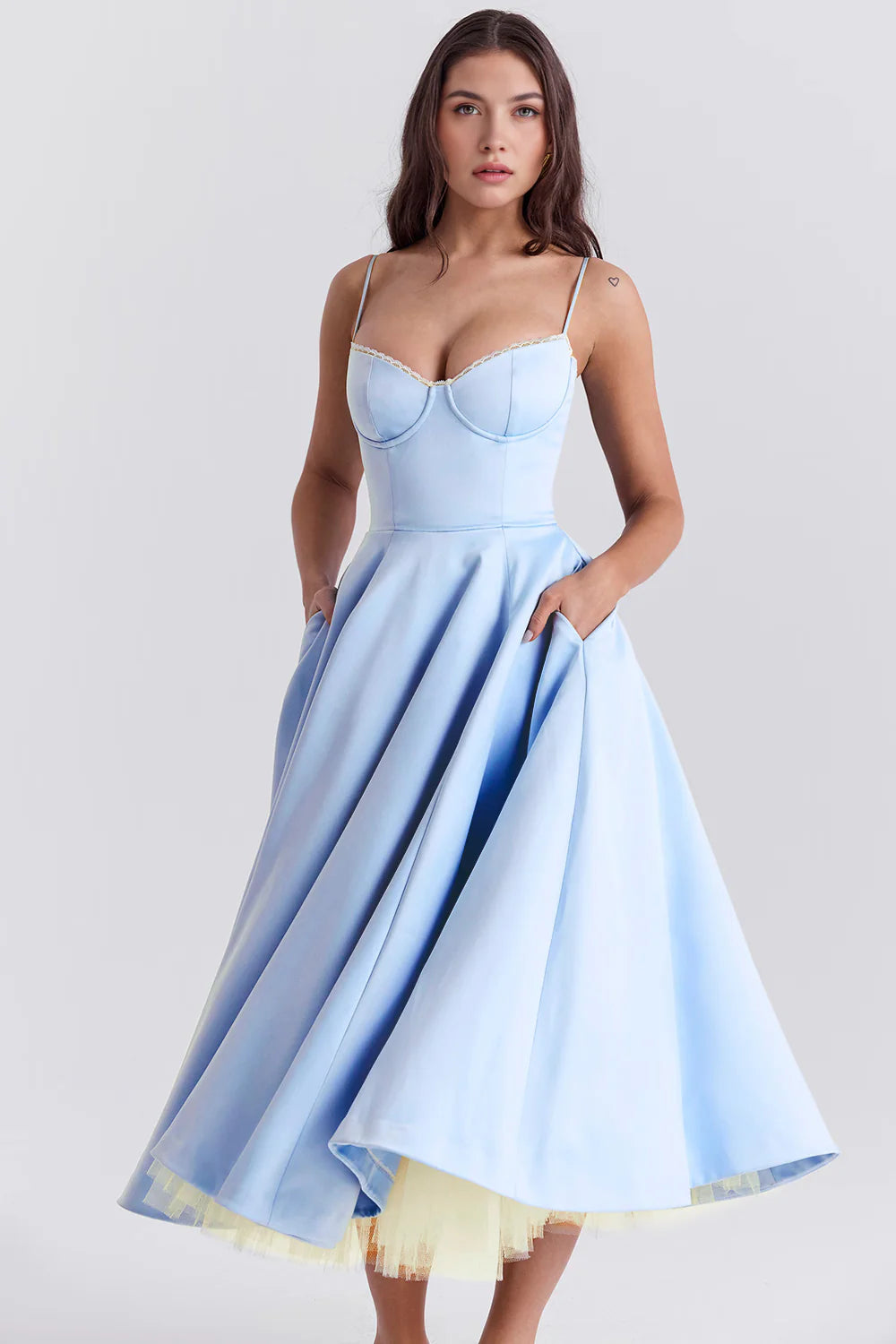 Vestido midi de Chloe por Veska, confeccionado en tela suave, con diseño elegante y detalles sutiles en el color neutro.
