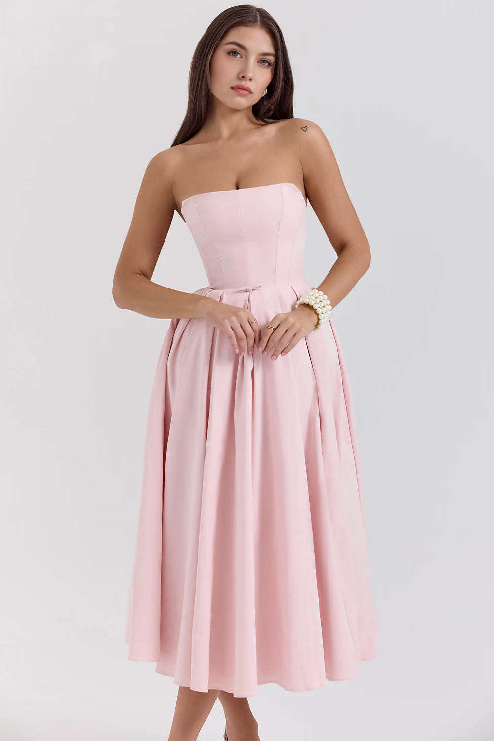 Vestido bustier Celeste de Veska con diseño ajustado y detalles elegantes, para ocasiones especiales en color azul claro.