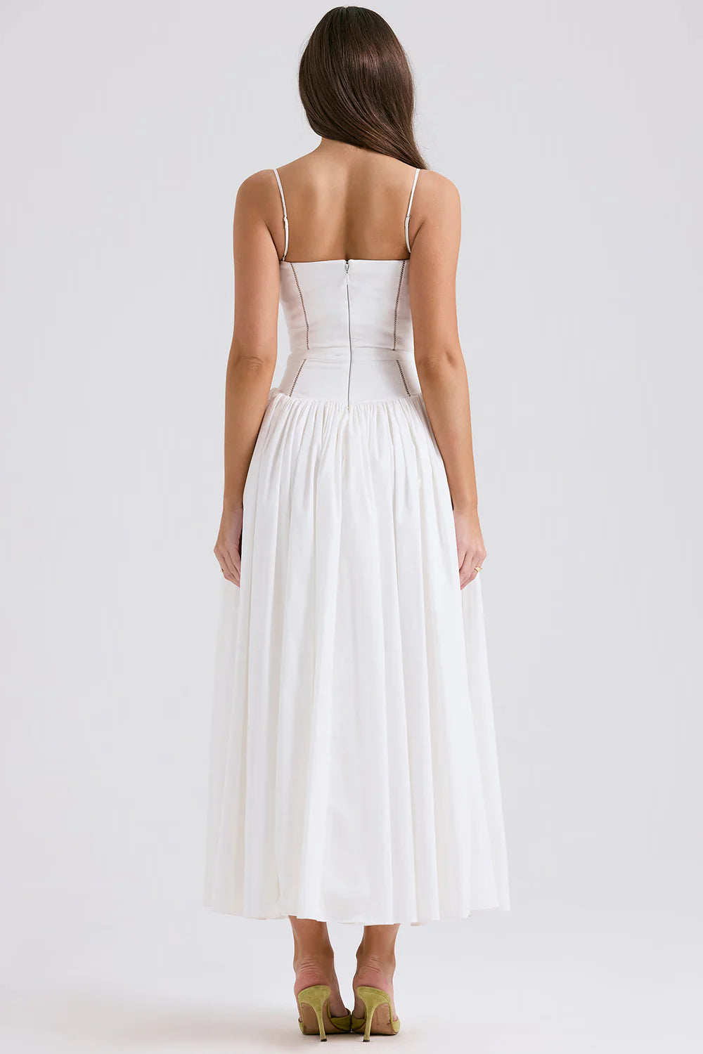 Vestido modelador de la marca Veska, MARINELLA, en color negro, con diseño ajustado y detalles que realzan la figura femenina.