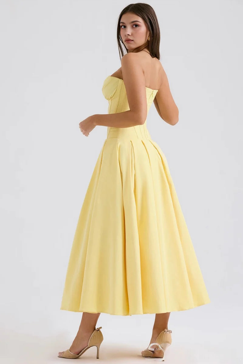 Vestido modelador SAMARA de Veska, en color negro, mostrando su diseño ajustado y detalles de la tela en la imagen.