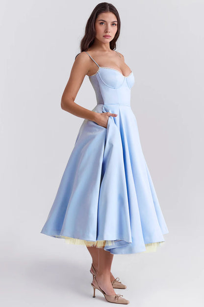 Vestido midi de Chloe de la marca Veska, en color neutro, con diseño elegante y detalles sofisticados.