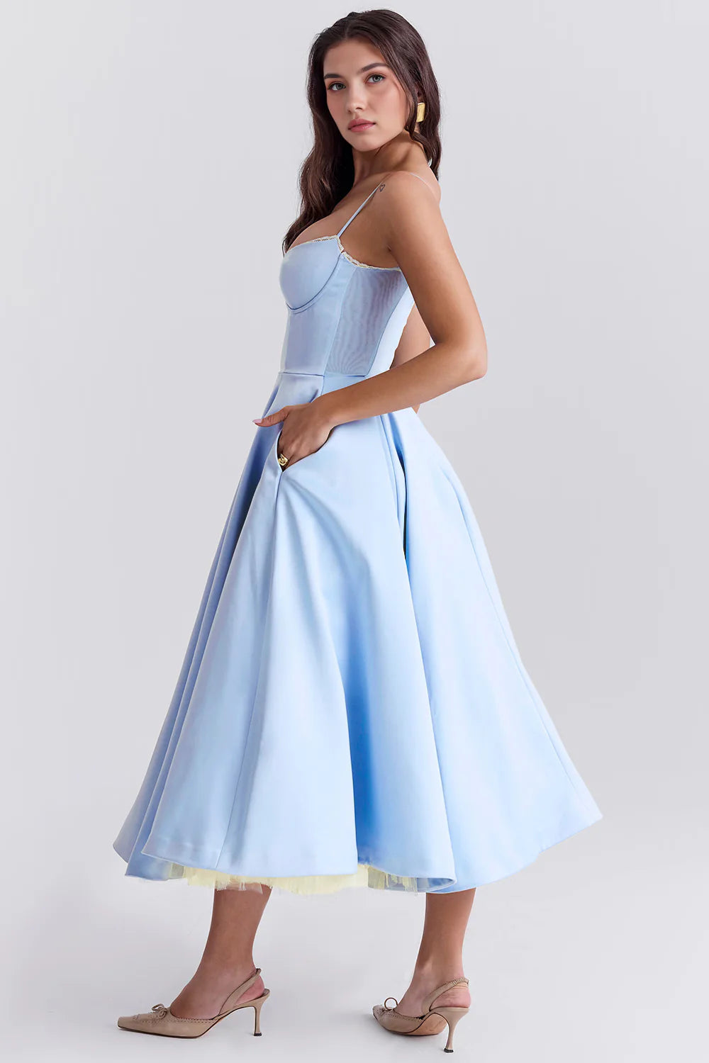 Vestido midi de la marca Veska, diseño elegante de Chloe en tela suave, con detalles en el cuello y caída fluida.