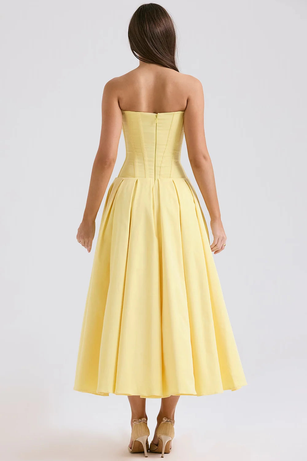 Vestido modelador Veska Samara, ajustado y cómodo, con detalles en la cintura y tela suave en color negro.