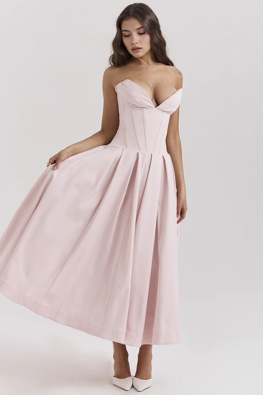 Vestido modelador Veska Samara, ajustado y cómodo, en color negro, muestra un diseño que realza la figura femenina.